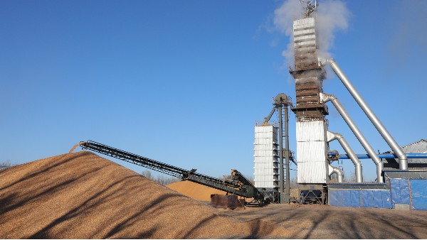 烘糧噸成本降至28元！300噸烘干塔用上秸稈直燃熱風(fēng)爐，相比燃煤一天節(jié)省一萬六！