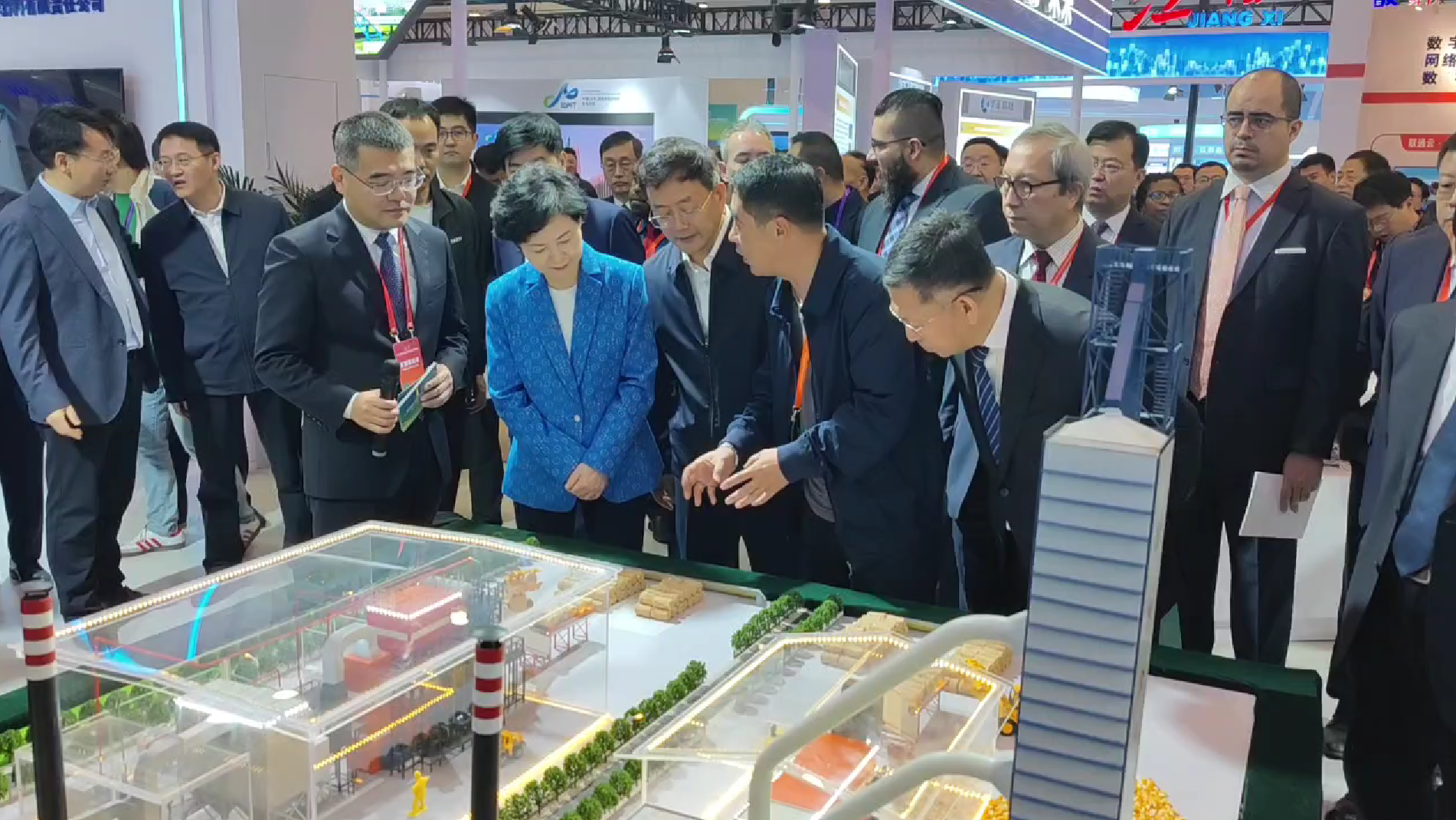 海倫利民秸稈直燃鍋爐亮相APEC技展會，工信部副部長徐曉蘭蒞臨參觀