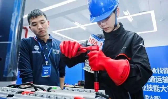 人才缺口超百萬(wàn)！新能源汽修引熱議：車(chē)企大佬在線(xiàn)指南